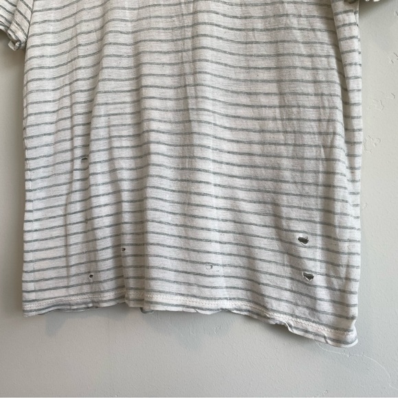 4/$25 Me to We Essentials Cream and Green Distressed Short Sleeve Size XS - Picture 3 of 7